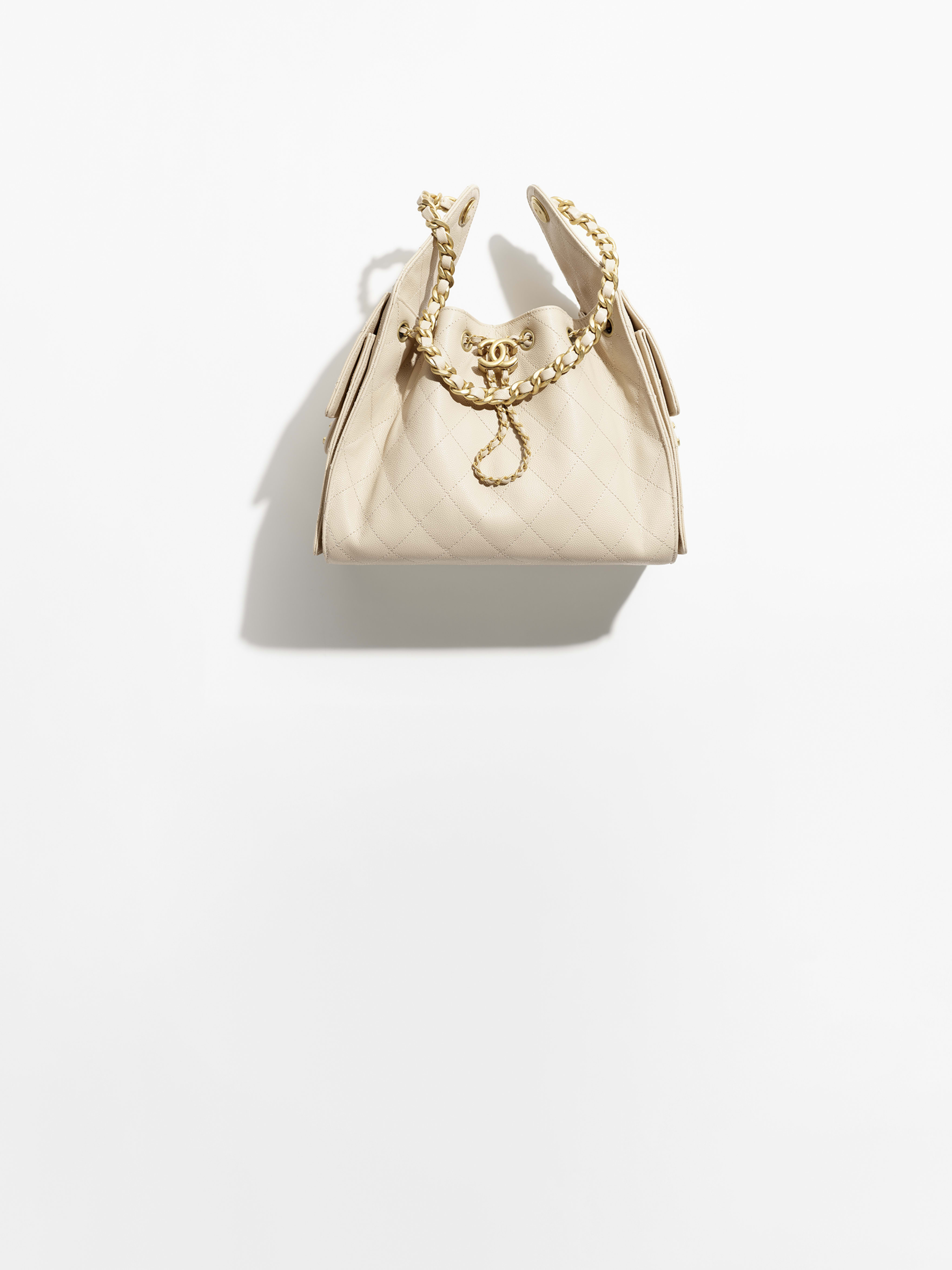 Petit sac CHANEL 25 - Beige - Veau grainé & métal doré - vue artistique large 1